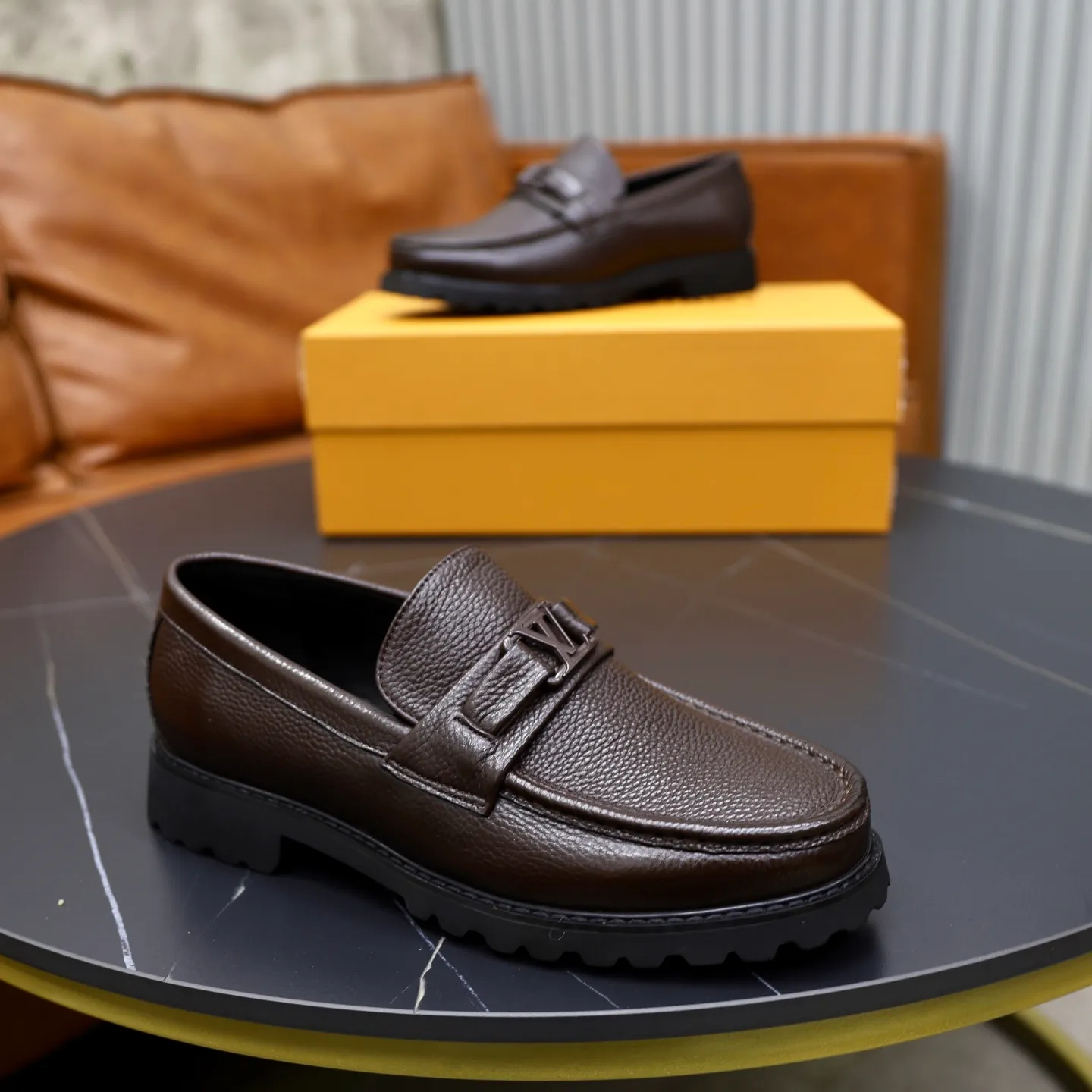 Ex-factory price: 600💰Louis Vuitton LV men's classic Oxford shoes, men's business formal boutique leather shoes, classic style, almond kernel exquisite toe, ultimate art, the whole shoe is made of imported cow leather (open edge beads), carefully selected, fine pores, excellent gloss, soft texture, strong toughness, durable and not easy to deform, apricot fetal cowhide leather lining, soft and comfortable, sweat-absorbent and breathable. Foam outsole, original box and dust bag packaging! Size: 38–44 (45/46 customized)